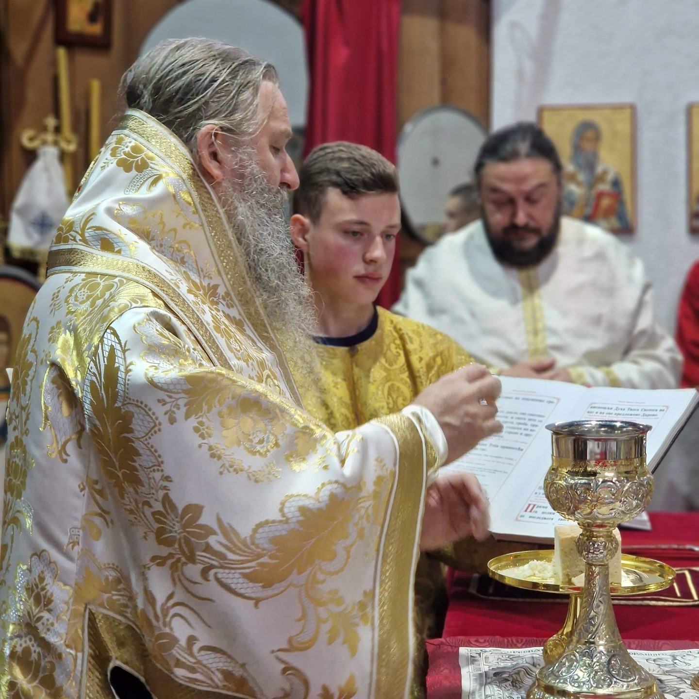 Bischöfliches Hochamt in der Kirche zur Geburt der Allerheiligsten Gottesgebärerin