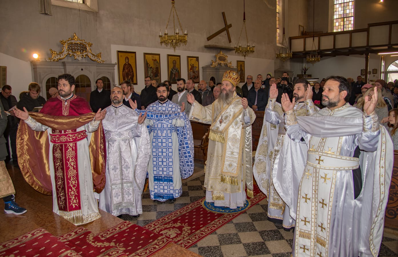 Архијерејска литургија у Браунау