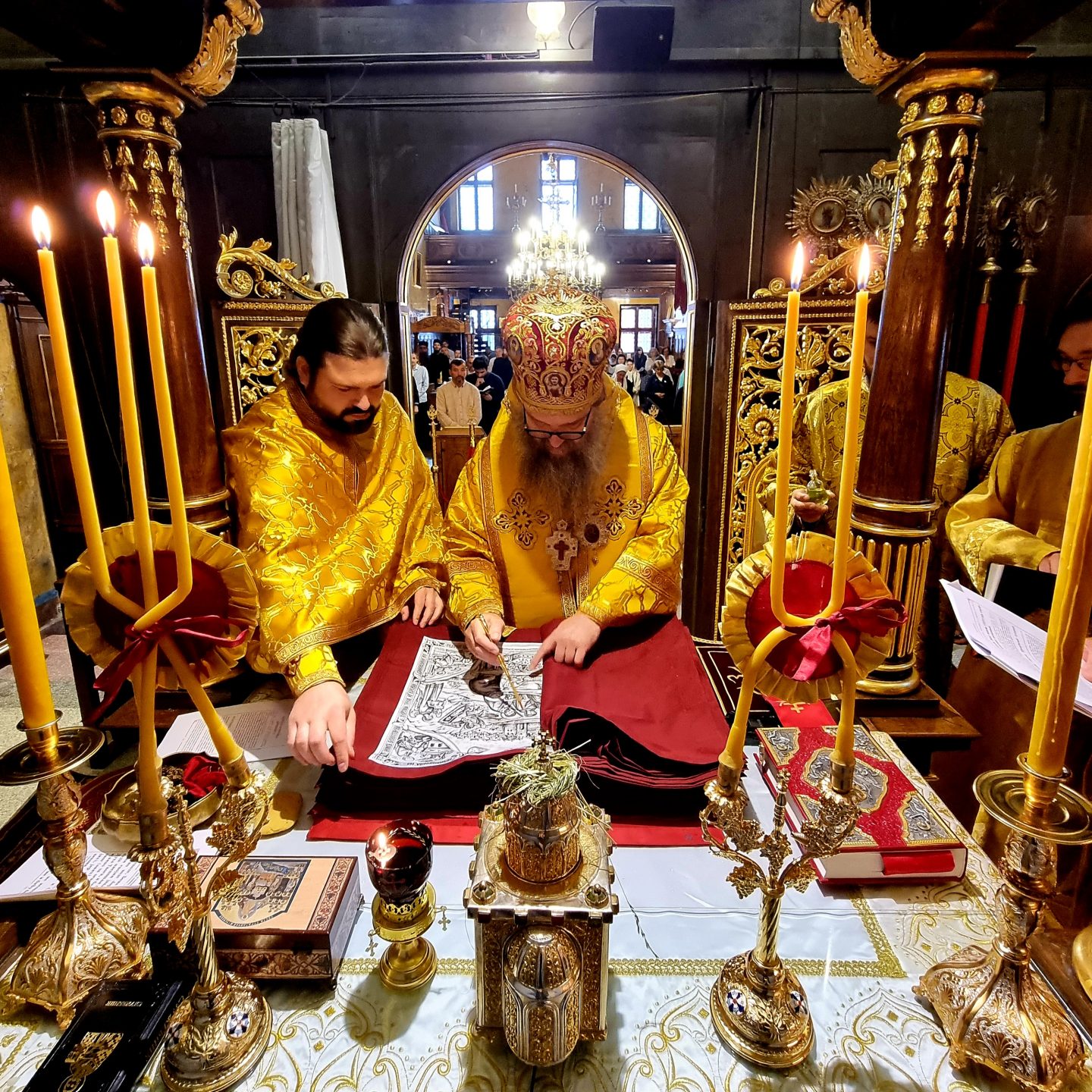Архијерејска литургија и освећење антиминса на Духовски уторак у Саборном храму у Бечу