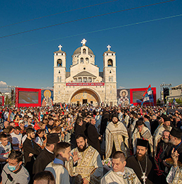 Патријарха Порфирија у Подгорици дочекале десетине хиљада верника